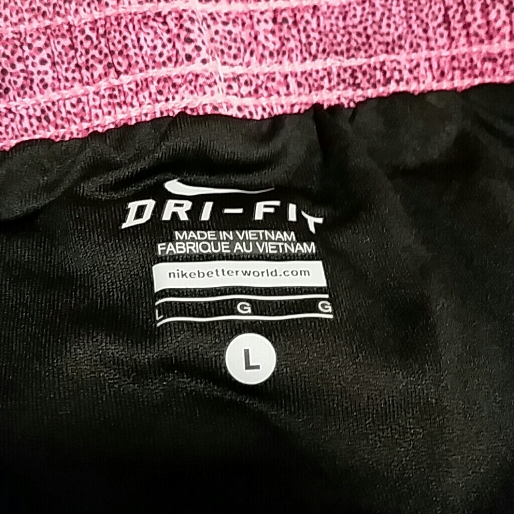 Women Nike shorts - Picture 3 of 3